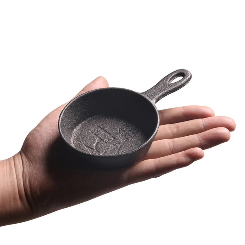EcoNest Kitchen 8.5CM Cast Iron Skillet, non-stick mini frying pan for eggs, durable cookware designed for even heat distribution.