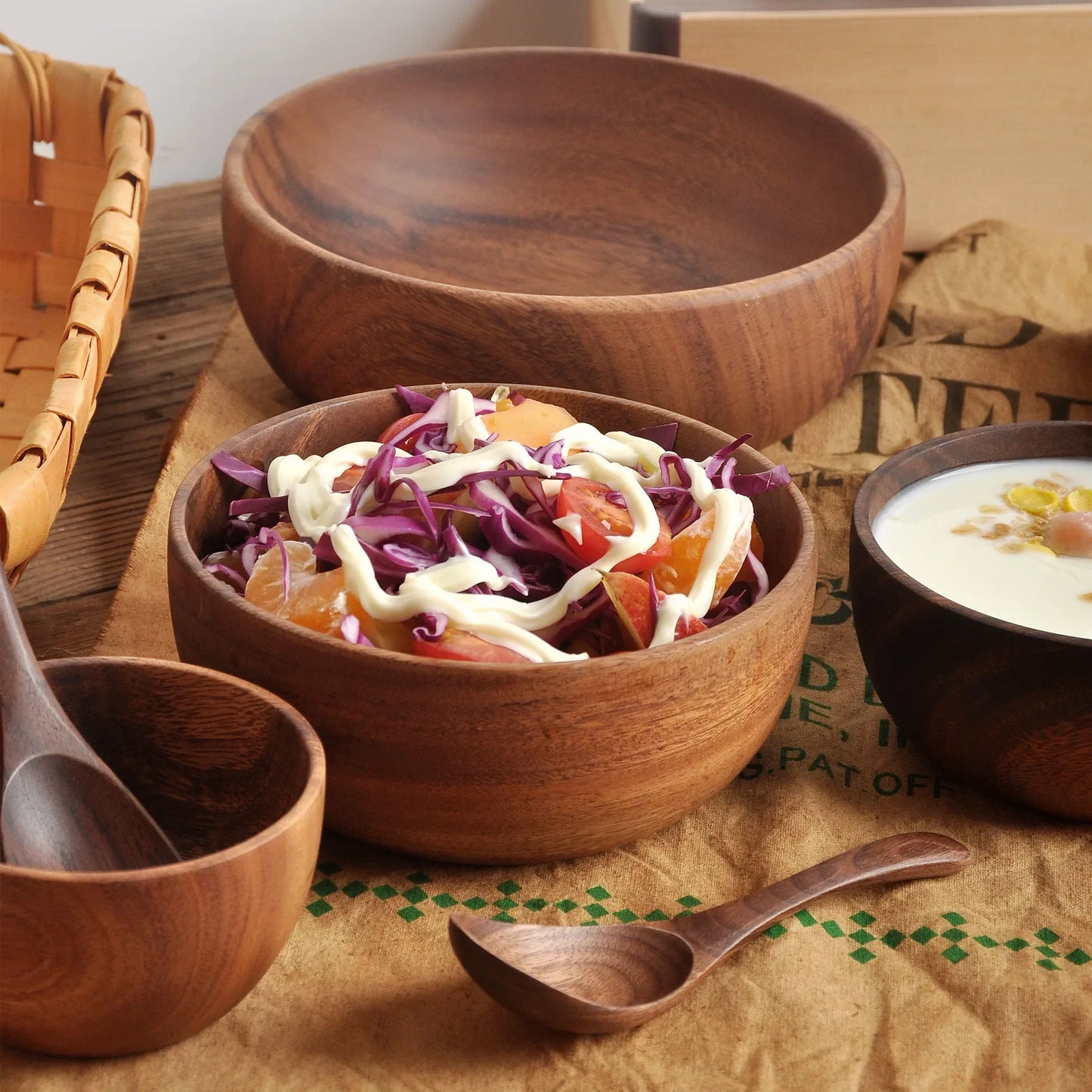 EcoNest Kitchen acacia wood dinner plate, round and solid design