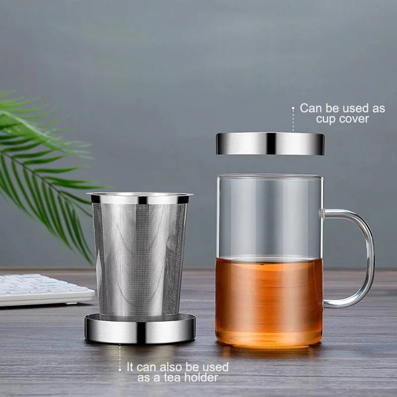 High borosilicate glass travel mug with tea infuser, filter, and sturdy handgrip, ideal for hot and cold beverages.