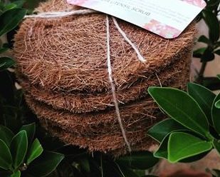 100% natural coconut coir utensil scrub in a circular design, eco-friendly dish cleaner made from sustainable coir fiber, perfect for non-stick cookware and zero-waste kitchens.