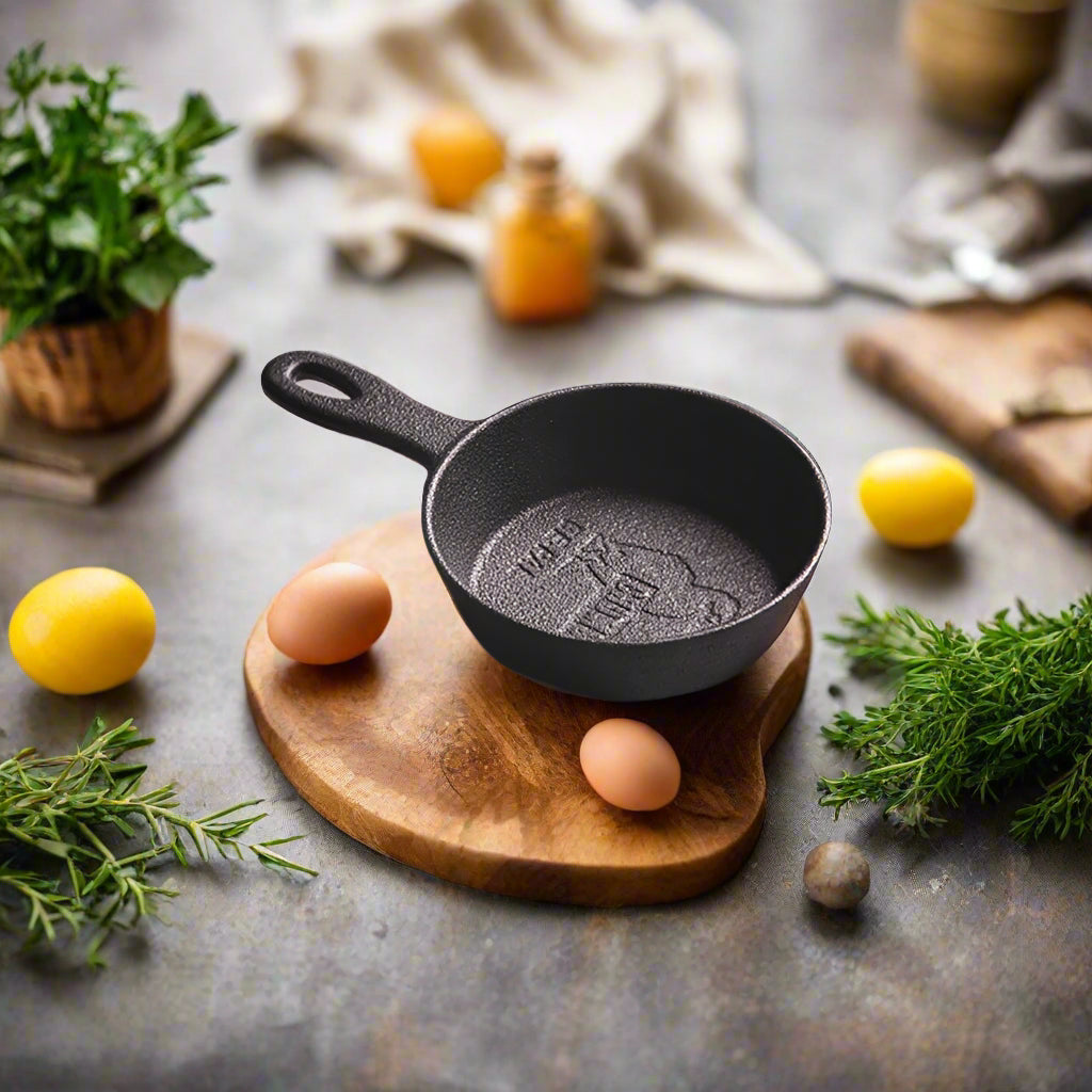EcoNest Kitchen 8.5CM Cast Iron Skillet, non-stick mini frying pan for eggs, durable cookware designed for even heat distribution.