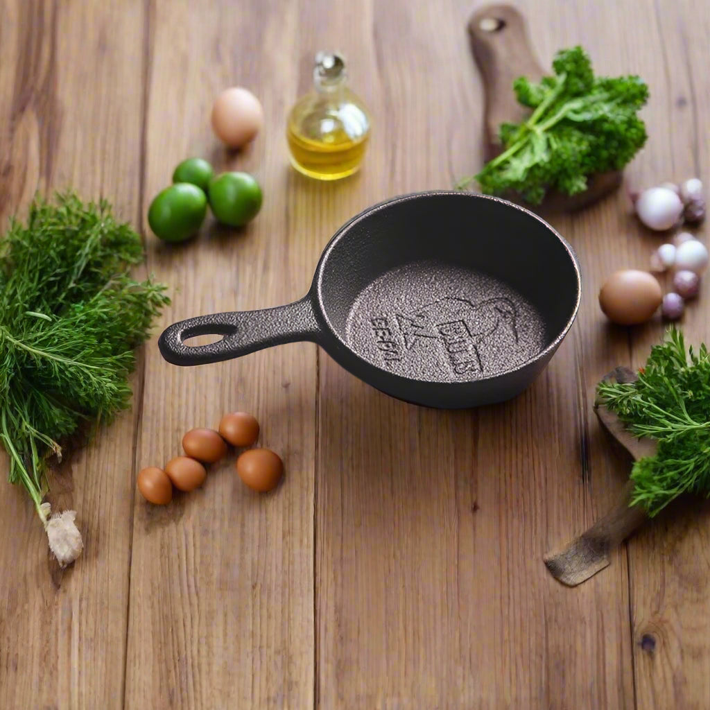 EcoNest Kitchen 8.5CM Cast Iron Skillet, non-stick mini frying pan for eggs, durable cookware designed for even heat distribution.