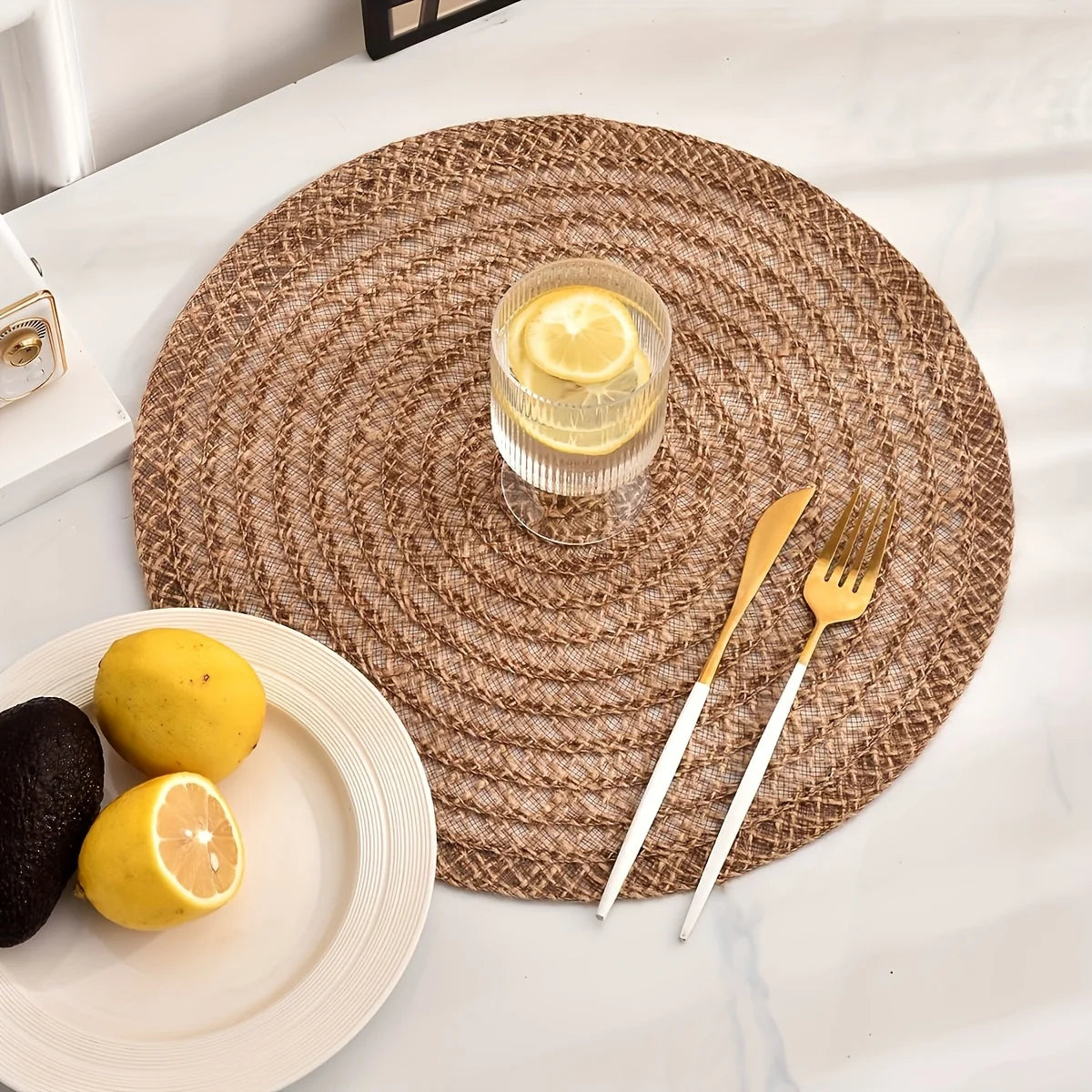 Set of 6 natural woven jute placemats, round, heat resistant and non-slip, ideal for tables at parties, weddings, and casual dining.