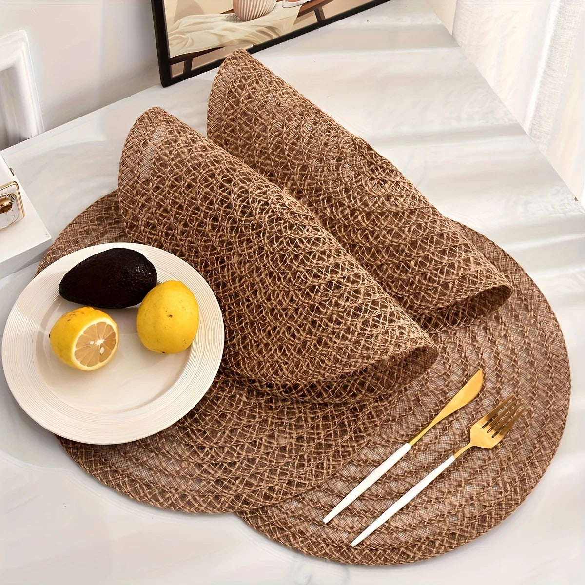 Set of 6 natural woven jute placemats, round, heat resistant and non-slip, ideal for tables at parties, weddings, and casual dining.