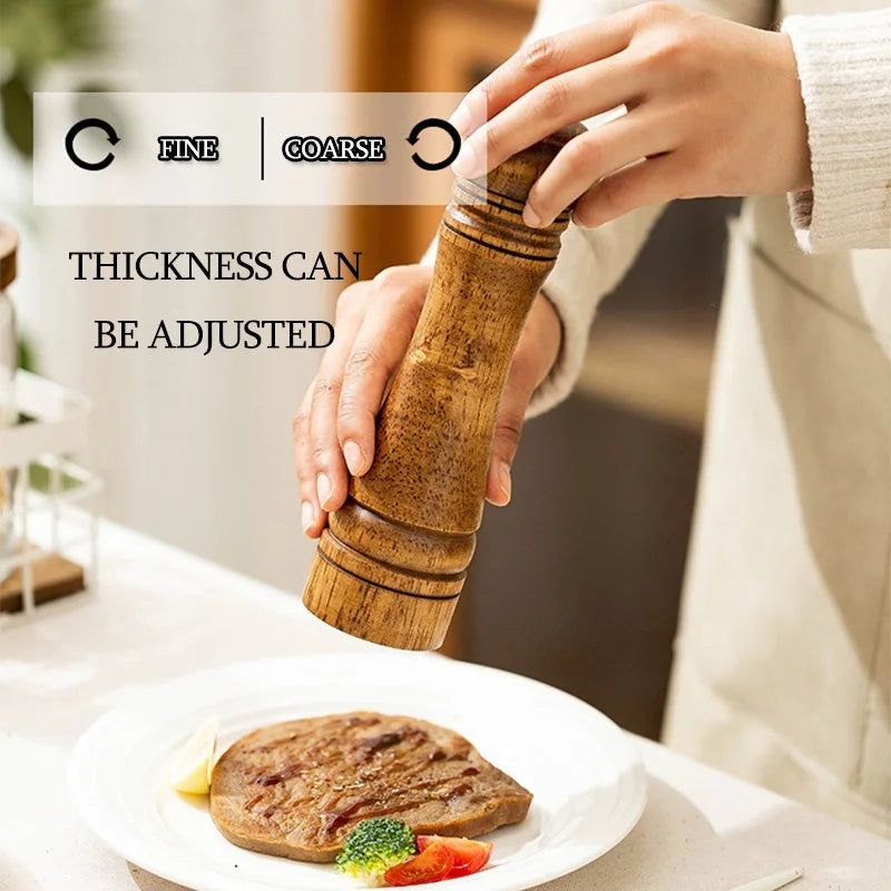 Wooden pepper grinder being used on a plate of food with text indicating thickness adjustment.